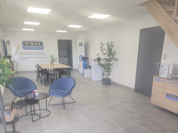 Le showroom O'BZH Filtration : espace d'accueil et adoucisseur d'eau en démonstration